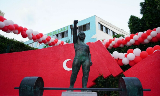 Foto - Cilalı taş devri partisi bugün de ülkemizi heykelsiz bırakmadı CHP'nin heykel hizmetinde son eser Kartal Belediyesi'nden