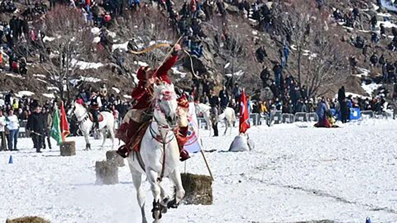 Foto - Çıldır Gölü Buz Şenliği'ne yoğun ilgi! İzmir'den izdihama