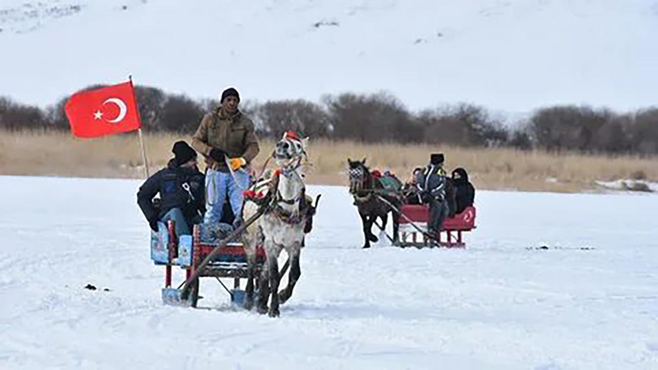 Foto - Çıldır Gölü Buz Şenliği'ne yoğun ilgi! İzmir'den izdihama