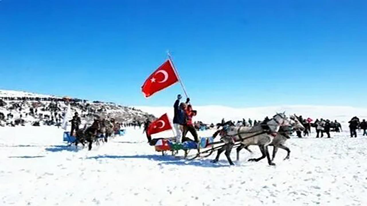 Foto - Çıldır Gölü Buz Şenliği'ne yoğun ilgi! İzmir'den izdihama