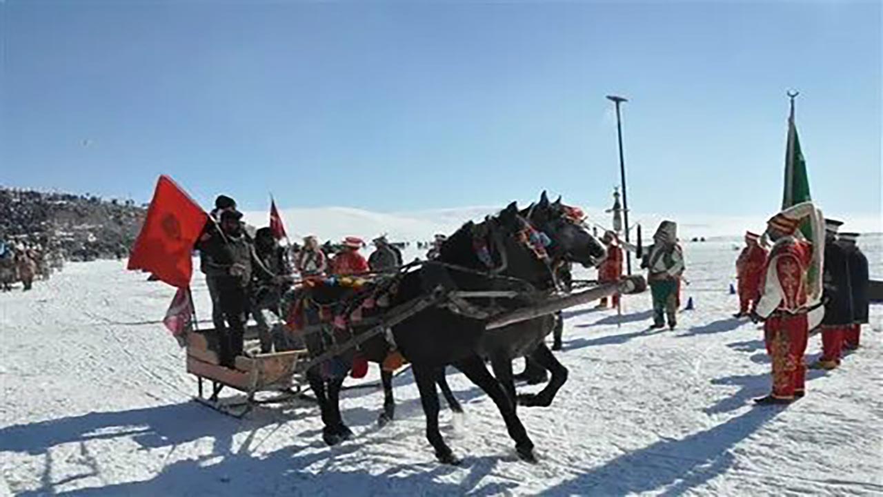 Foto - Çıldır Gölü Buz Şenliği'ne yoğun ilgi! İzmir'den izdihama