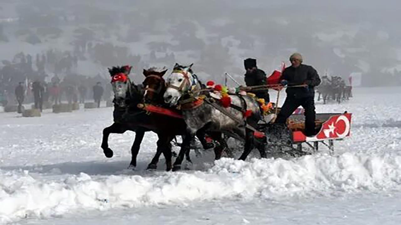 Foto - Çıldır Gölü Buz Şenliği'ne yoğun ilgi! İzmir'den izdihama