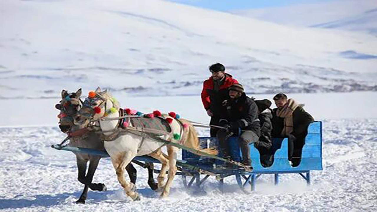 Çıldır Gölü Buz Şenliği'ne yoğun ilgi! İzmir'den izdihama