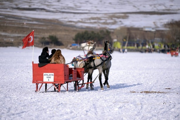 Foto - Çıldır Gölü üzerinde turistlerin atlı kızak keyfi
