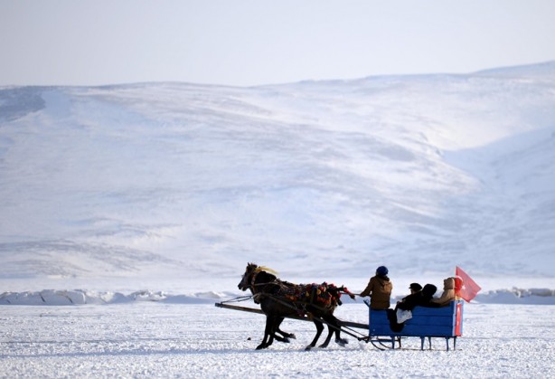 Çıldır Gölü üzerinde turistlerin atlı kızak keyfi