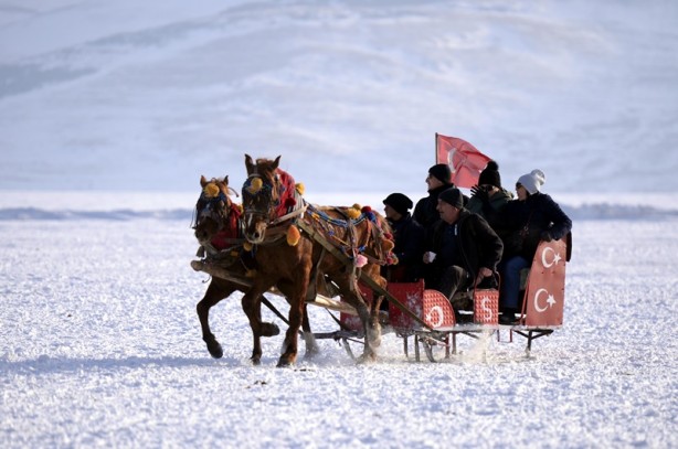 Foto - Çıldır Gölü üzerinde turistlerin atlı kızak keyfi