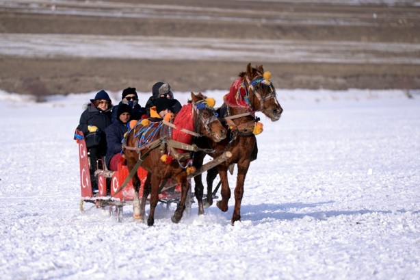 Foto - Çıldır Gölü üzerinde turistlerin atlı kızak keyfi
