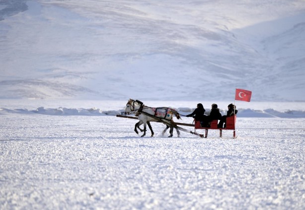 Foto - Çıldır Gölü üzerinde turistlerin atlı kızak keyfi