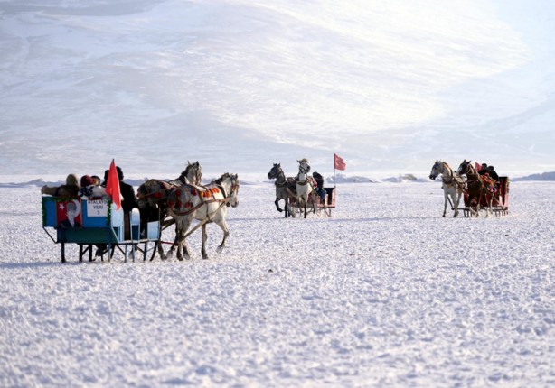Foto - Çıldır Gölü üzerinde turistlerin atlı kızak keyfi