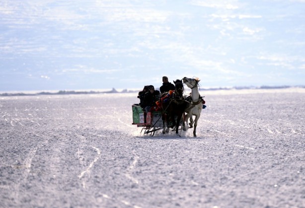 Foto - Çıldır Gölü üzerinde turistlerin atlı kızak keyfi