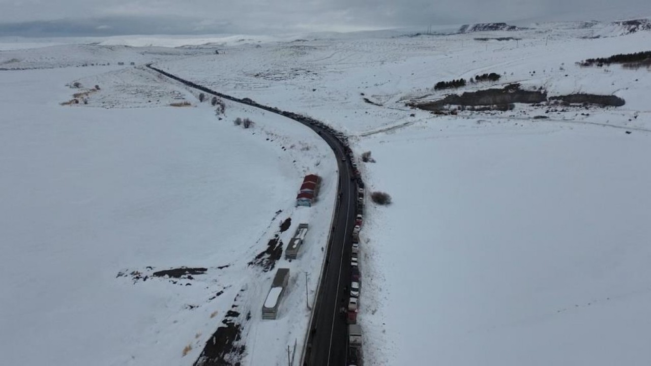 Çıldır Gölü'nde 5 bin araçlık şenlik kuyruğu 
