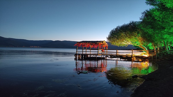 Çıldır Gölü'nün gün batımı güzelliği objektifle yansıdı. Ortaya çıkan manzara ise herkesi hayran bıraktı. 