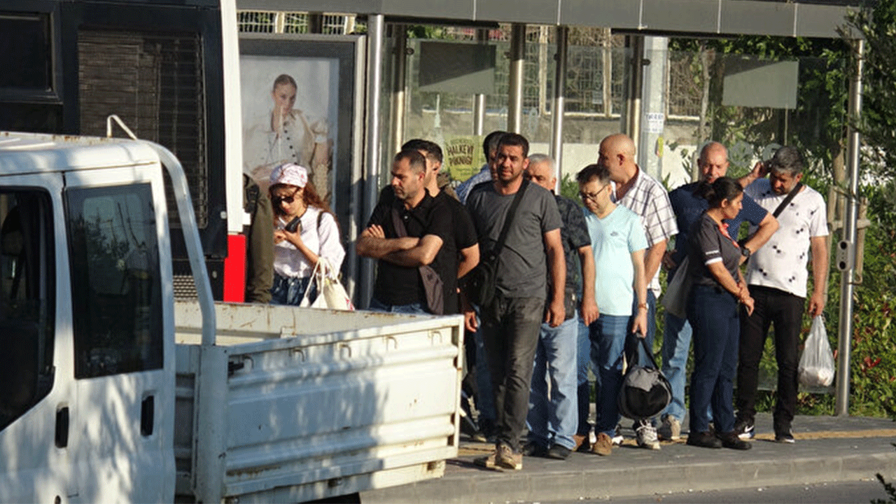 Foto - Çile bitmiyor: Burası miting değil çağdaş İzmir'in otobüs durakları!