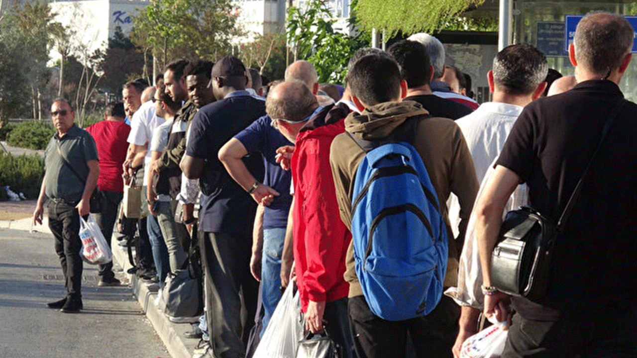 Foto - Çile bitmiyor: Burası miting değil çağdaş İzmir'in otobüs durakları!
