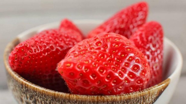 Foto - 'Çilek yaprağı yenir mi' demeyin! Zehirli değilmiş, böbrek taşlarını tek tek atıyor