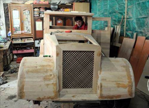 Foto - Çılgın adam ahşaptan otomobil yaptı!