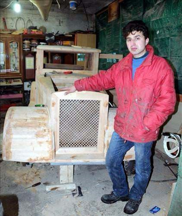 Foto - Çılgın adam ahşaptan otomobil yaptı!