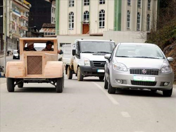 Foto - Çılgın adam ahşaptan otomobil yaptı!