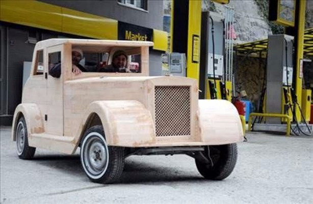 Foto - Çılgın adam ahşaptan otomobil yaptı!