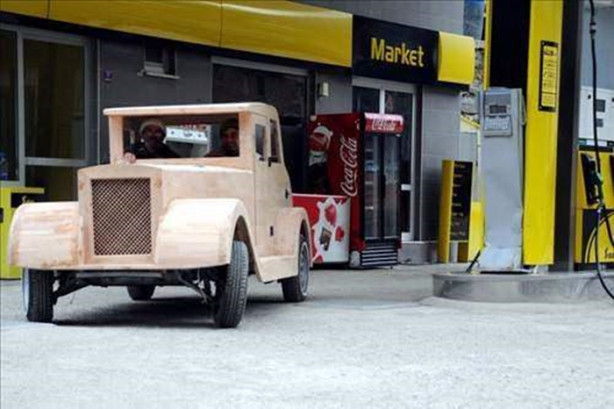 Foto - Çılgın adam ahşaptan otomobil yaptı!