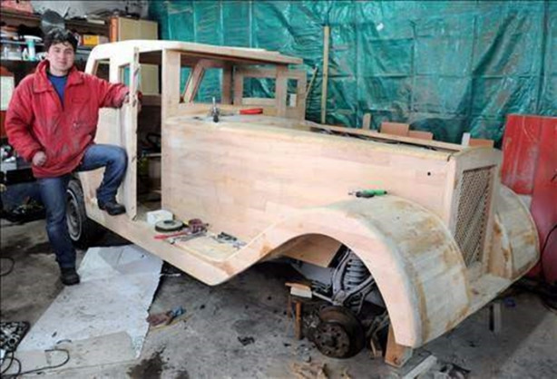 Foto - Çılgın adam ahşaptan otomobil yaptı!