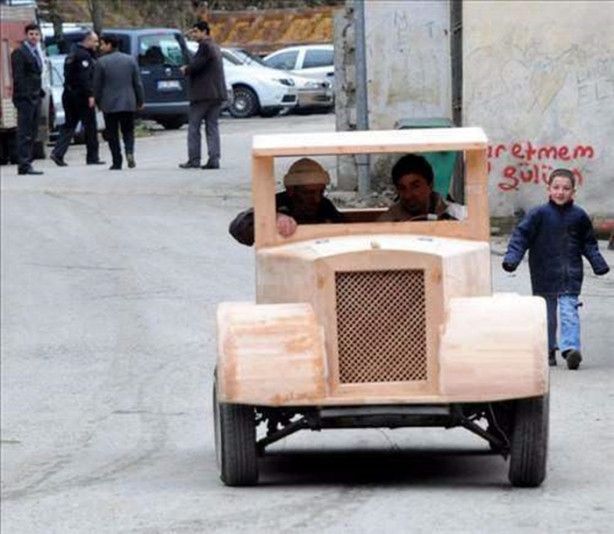 Foto - Çılgın adam ahşaptan otomobil yaptı!