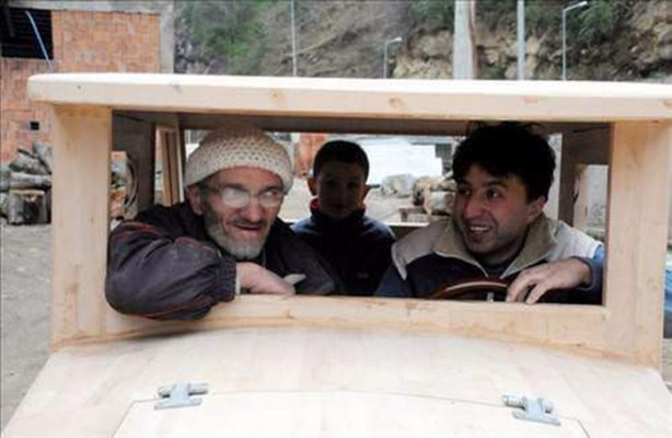 Foto - Çılgın adam ahşaptan otomobil yaptı!