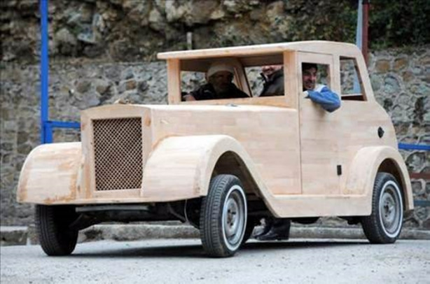 Foto - Çılgın adam ahşaptan otomobil yaptı!