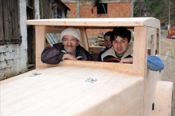 Foto - Çılgın adam ahşaptan otomobil yaptı!