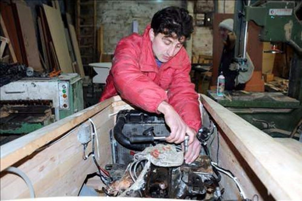 Çılgın adam ahşaptan otomobil yaptı!