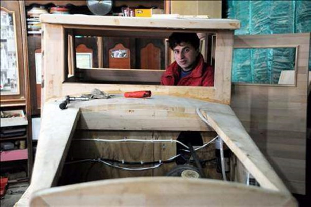 Foto - Çılgın adam ahşaptan otomobil yaptı!