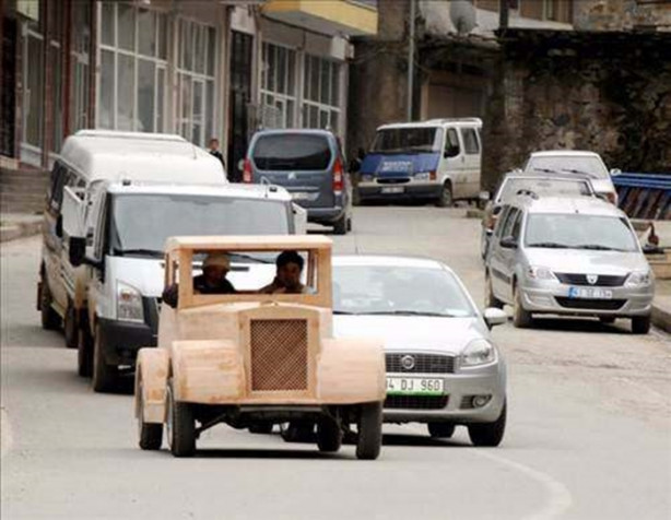 Foto - Çılgın adam ahşaptan otomobil yaptı!