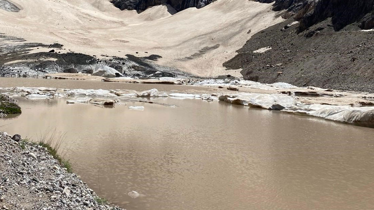 Foto - Cilo Dağı’nda alarm! Türkiye'nin zirvesindeki buzullar eriyor
