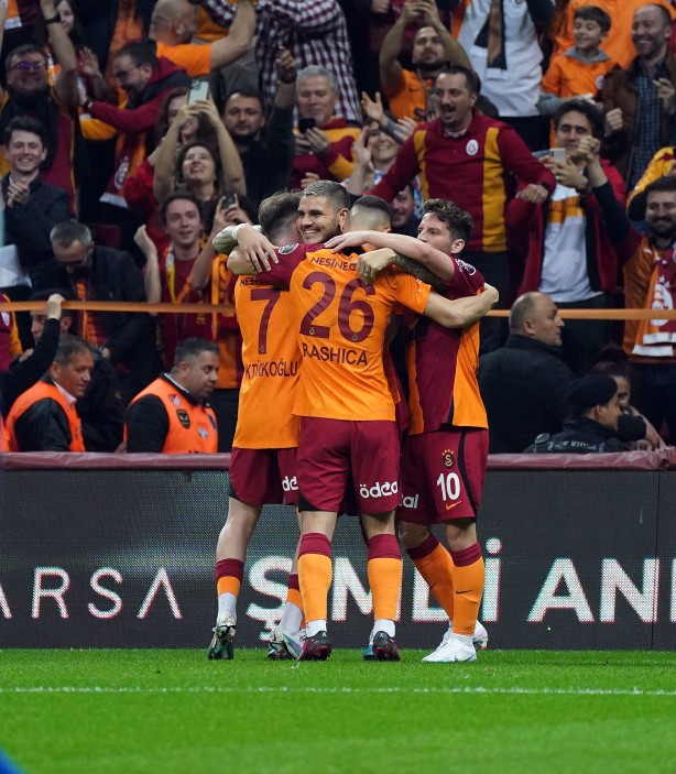 Foto - Cim-Bom gol yağdırdı! Nef Stadı'nda büyük coşku...