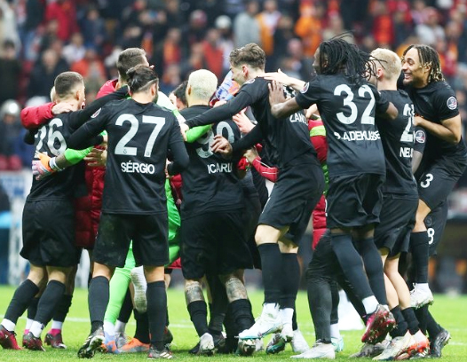 Cimbom'da bayram bitmiyor! Taraftarı çıldırtacak hamleler geliyor...