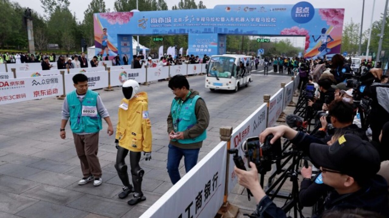 Foto - Çin’de daha önce görülmemiş maraton! Robotlar insanlarla yarıştı