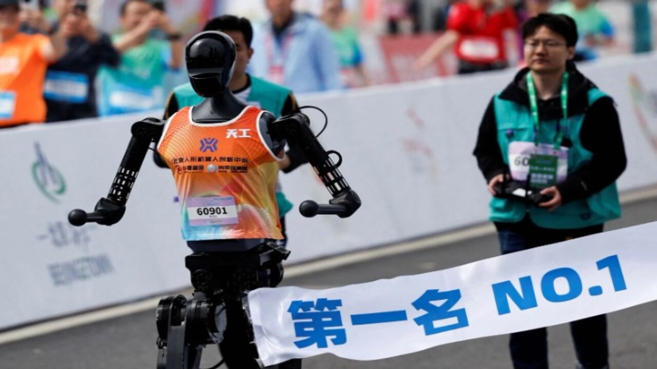 Foto - Çin’de daha önce görülmemiş maraton! Robotlar insanlarla yarıştı