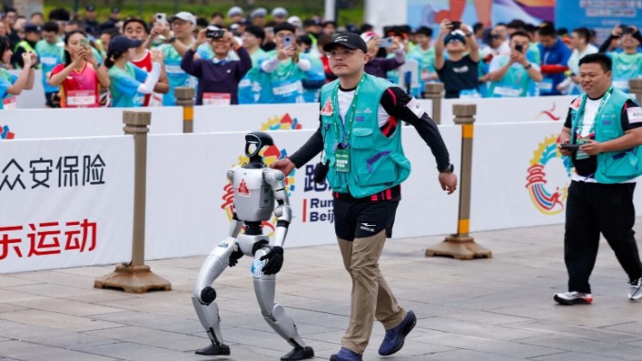Foto - Çin’de daha önce görülmemiş maraton! Robotlar insanlarla yarıştı