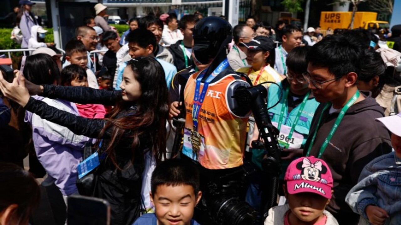 Foto - Çin’de daha önce görülmemiş maraton! Robotlar insanlarla yarıştı