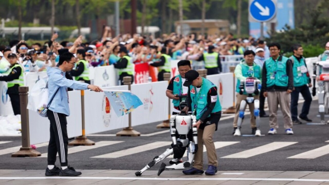 Çin’de daha önce görülmemiş maraton! Robotlar insanlarla yarıştı
