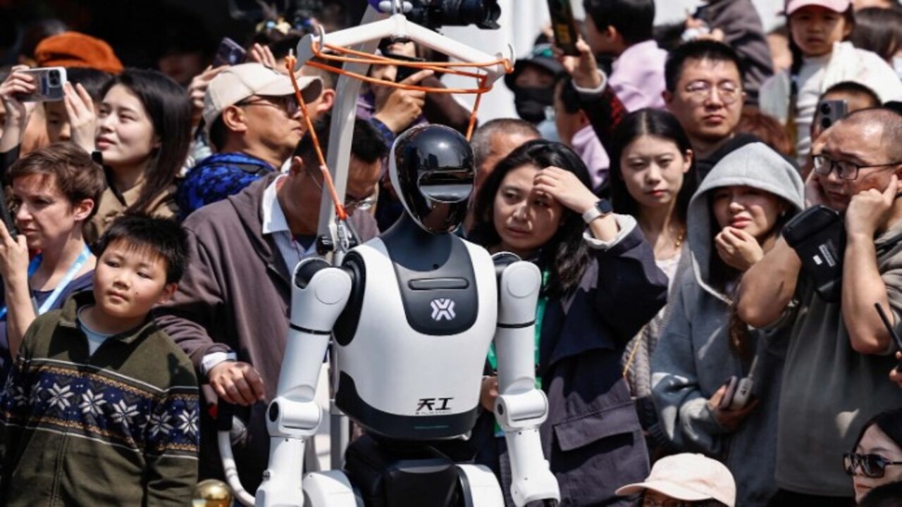 Foto - Çin’de daha önce görülmemiş maraton! Robotlar insanlarla yarıştı