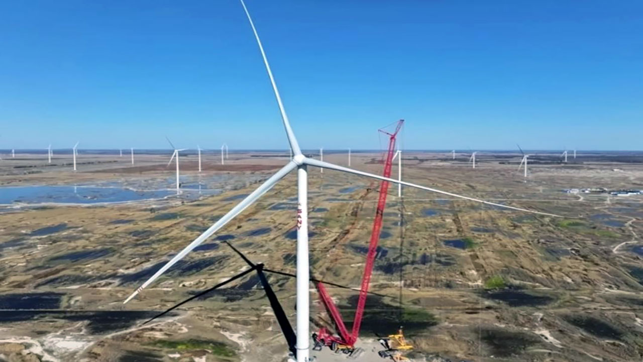 Çin'de dünyanın en büyük kara rüzgar türbini kuruldu