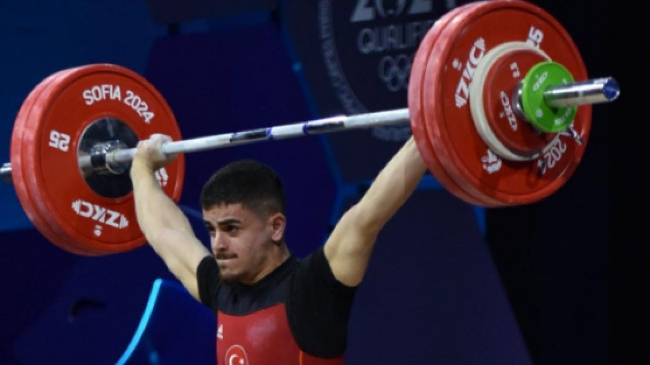 Foto - Çin'de Türk bayrağını göndere taşıdı! Milli halterciden 159 kiloluk kaldırışla dünya ikinciliği