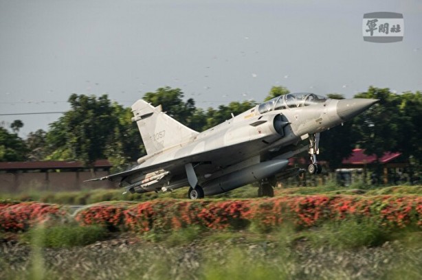 Foto - Çin’e karşı hazırlar! Savaş uçakları otoyola indi