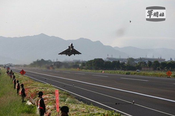 Foto - Çin’e karşı hazırlar! Savaş uçakları otoyola indi