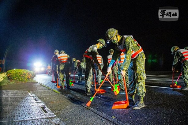 Foto - Çin’e karşı hazırlar! Savaş uçakları otoyola indi