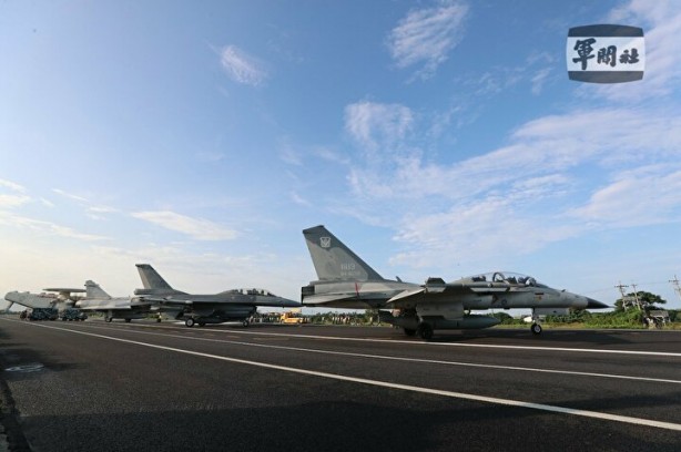 Çin’e karşı hazırlar! Savaş uçakları otoyola indi