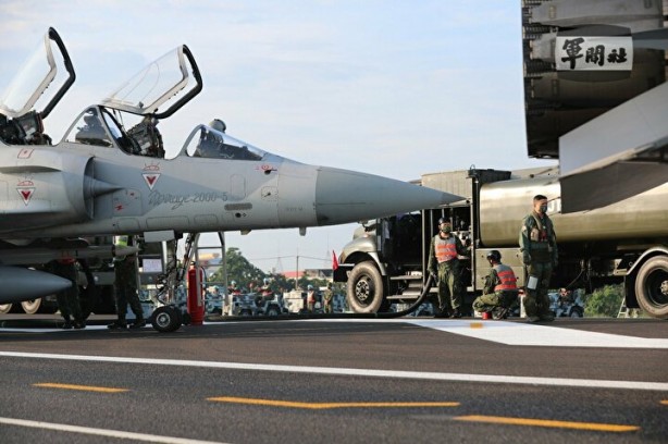 Foto - Çin’e karşı hazırlar! Savaş uçakları otoyola indi