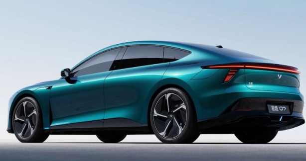 Çinli GEELY piyasaya hiltiyle daldı! Yeni elektrikli otomobili büyük beğeni aldı