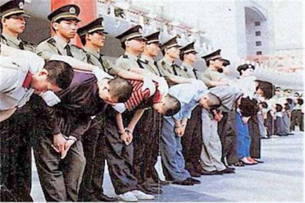 Foto - Çinliler, Müslümanların evlerine zorla giriyor... Mahremiyetin sıfır noktası: Doğu Türkistan... Dayak, cinsel şiddet ve tecavüze uğruyorlar